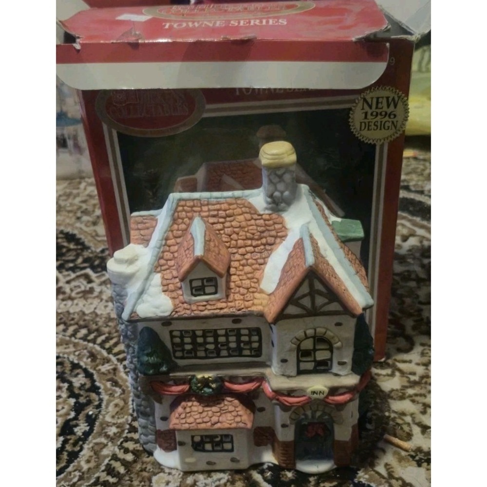 Dickens Collectables Towne Series Inn Lighted Village House Xmas